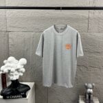 P75 Herme*爱马仕* 2026 春夏新款 经典橙色刺绣 定制双纱平纹纯棉面料 短袖T恤 男女同款 颜色 ：黑色 白色 花灰色 尺码： S （90-130斤） M （120-150斤） L （140-165斤） XL （160-180斤） XXL （180-210斤）