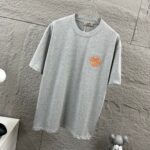 P75 Herme*爱马仕* 2026 春夏新款 经典橙色刺绣 定制双纱平纹纯棉面料 短袖T恤 男女同款 颜色 ：黑色 白色 花灰色 尺码： S （90-130斤） M （120-150斤） L （140-165斤） XL （160-180斤） XXL （180-210斤）