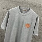 P75 Herme*爱马仕* 2026 春夏新款 经典橙色刺绣 定制双纱平纹纯棉面料 短袖T恤 男女同款 颜色 ：黑色 白色 花灰色 尺码： S （90-130斤） M （120-150斤） L （140-165斤） XL （160-180斤） XXL （180-210斤）