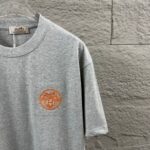 P75 Herme*爱马仕* 2026 春夏新款 经典橙色刺绣 定制双纱平纹纯棉面料 短袖T恤 男女同款 颜色 ：黑色 白色 花灰色 尺码： S （90-130斤） M （120-150斤） L （140-165斤） XL （160-180斤） XXL （180-210斤）