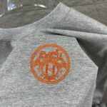P75 Herme*爱马仕* 2026 春夏新款 经典橙色刺绣 定制双纱平纹纯棉面料 短袖T恤 男女同款 颜色 ：黑色 白色 花灰色 尺码： S （90-130斤） M （120-150斤） L （140-165斤） XL （160-180斤） XXL （180-210斤）