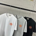 P75 Herme*爱马仕* 2026 春夏新款 经典橙色刺绣 定制双纱平纹纯棉面料 短袖T恤 男女同款 颜色 ：黑色 白色 花灰色 尺码： S （90-130斤） M （120-150斤） L （140-165斤） XL （160-180斤） XXL （180-210斤）