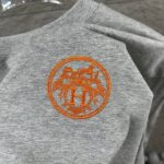 P75 Herme*爱马仕* 2026 春夏新款 经典橙色刺绣 定制双纱平纹纯棉面料 短袖T恤 男女同款 颜色 ：黑色 白色 花灰色 尺码： S （90-130斤） M （120-150斤） L （140-165斤） XL （160-180斤） XXL （180-210斤）