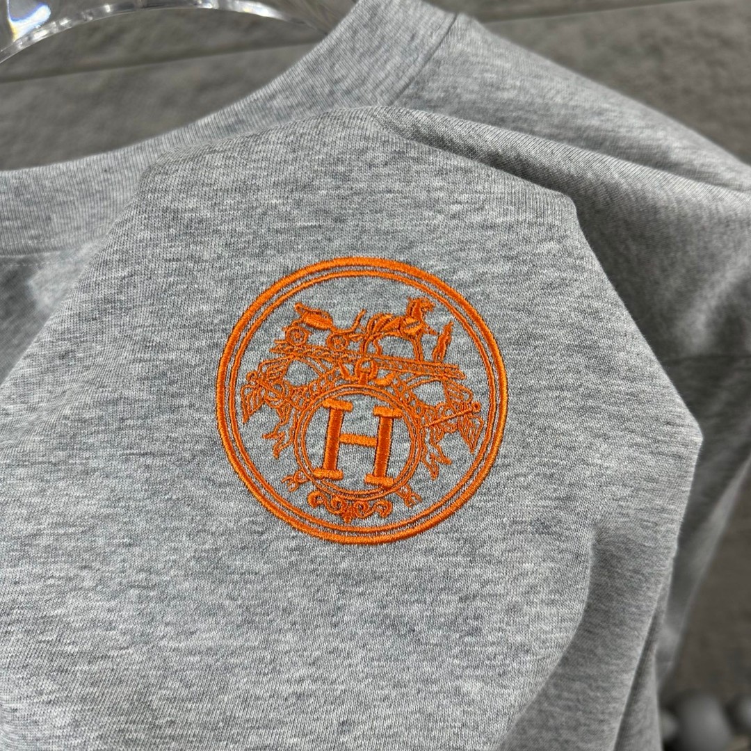 P75 Herme*爱马仕* 2026 春夏新款 经典橙色刺绣 定制双纱平纹纯棉面料 短袖T恤 男女同款 颜色 ：黑色 白色 花灰色 尺码： S （90-130斤） M （120-150斤） L （140-165斤） XL （160-180斤） XXL （180-210斤）
