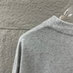 P75 Herme*爱马仕* 2026 春夏新款 经典橙色刺绣 定制双纱平纹纯棉面料 短袖T恤 男女同款 颜色 ：黑色 白色 花灰色 尺码： S （90-130斤） M （120-150斤） L （140-165斤） XL （160-180斤） XXL （180-210斤）