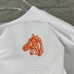 P75 Herme*爱马仕* 2026 春夏新款 经典橙色刺绣 定制双纱平纹纯棉面料 短袖T恤 男女同款 颜色 ：黑色 白色 尺码： S （90-130斤） M （120-150斤） L （140-165斤） XL （160-180斤） XXL （180-210斤）