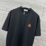 P75 Herme*爱马仕* 2026 春夏新款 经典橙色刺绣 定制双纱平纹纯棉面料 短袖T恤 男女同款 颜色 ：黑色 白色 尺码： S （90-130斤） M （120-150斤） L （140-165斤） XL （160-180斤） XXL （180-210斤）