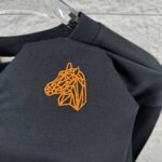 P75 Herme*爱马仕* 2026 春夏新款 经典橙色刺绣 定制双纱平纹纯棉面料 短袖T恤 男女同款 颜色 ：黑色 白色 尺码： S （90-130斤） M （120-150斤） L （140-165斤） XL （160-180斤） XXL （180-210斤）