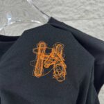 P75 Herme*爱马仕* 2026春夏新款 马年大吉 经典刺绣工艺 定制双纱平纹纯棉面料 短袖T恤 男女同款 颜色 ：黑色 白色 花灰色 尺码： S （90-130斤） M （120-150斤） L （140-165斤） XL （160-180斤） XXL （180-210斤）