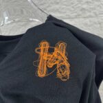 P75 Herme*爱马仕* 2026春夏新款 马年大吉 经典刺绣工艺 定制双纱平纹纯棉面料 短袖T恤 男女同款 颜色 ：黑色 白色 花灰色 尺码： S （90-130斤） M （120-150斤） L （140-165斤） XL （160-180斤） XXL （180-210斤）