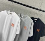 P75 Herme*爱马仕* 2026春夏新款 马年大吉 经典刺绣工艺 定制双纱平纹纯棉面料 短袖T恤 男女同款 颜色 ：黑色 白色 花灰色 尺码： S （90-130斤） M （120-150斤） L （140-165斤） XL （160-180斤） XXL （180-210斤）