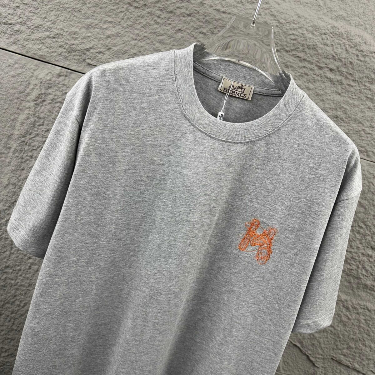 P75 Herme*爱马仕* 2026春夏新款 马年大吉 经典刺绣工艺 定制双纱平纹纯棉面料 短袖T恤 男女同款 颜色 ：黑色 白色 花灰色 尺码： S （90-130斤） M （120-150斤） L （140-165斤） XL （160-180斤） XXL （180-210斤）