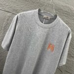 P75 Herme*爱马仕* 2026春夏新款 马年大吉 经典刺绣工艺 定制双纱平纹纯棉面料 短袖T恤 男女同款 颜色 ：黑色 白色 花灰色 尺码： S （90-130斤） M （120-150斤） L （140-165斤） XL （160-180斤） XXL （180-210斤）