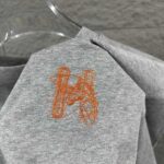 P75 Herme*爱马仕* 2026春夏新款 马年大吉 经典刺绣工艺 定制双纱平纹纯棉面料 短袖T恤 男女同款 颜色 ：黑色 白色 花灰色 尺码： S （90-130斤） M （120-150斤） L （140-165斤） XL （160-180斤） XXL （180-210斤）