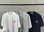 P75 Herme*爱马仕* 2026春夏新款 马年大吉 经典刺绣工艺 定制双纱平纹纯棉面料 短袖T恤 男女同款 颜色 ：黑色 白色 花灰色 尺码： S （90-130斤） M （120-150斤） L （140-165斤） XL （160-180斤） XXL （180-210斤）