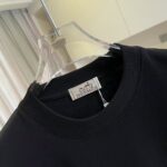 weigou_189231_3_350bbfe909 P75 Herme*爱马仕2026夏季新款 个性logo绣花 定制面料300g 短袖T恤 男女同款 尺码:S M L XL XXL 五个码 颜色:黑色 白色 绿色 紫色