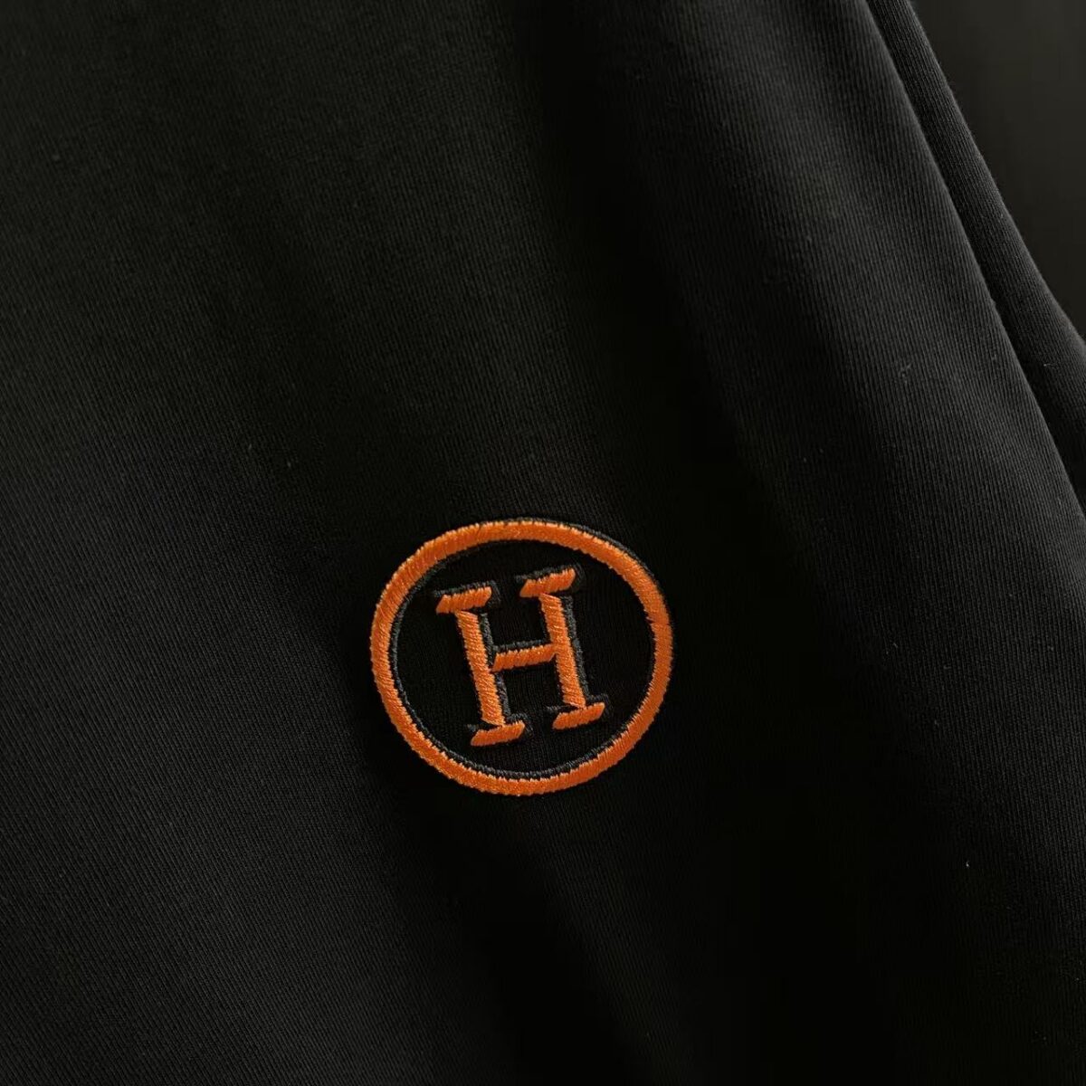 weigou_189231_4_589ae6b053 P75 Herme*爱马仕2026夏季新款 个性logo绣花 定制面料300g 短袖T恤 男女同款 尺码:S M L XL XXL 五个码 颜色:黑色 白色 绿色 紫色