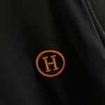 weigou_189231_4_589ae6b053 P75 Herme*爱马仕2026夏季新款 个性logo绣花 定制面料300g 短袖T恤 男女同款 尺码:S M L XL XXL 五个码 颜色:黑色 白色 绿色 紫色