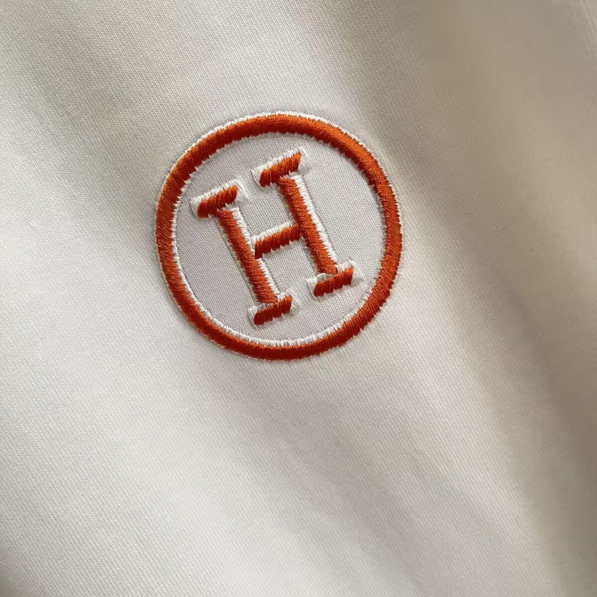 P75 Herme*爱马仕2026夏季新款 个性logo绣花 定制面料300g 短袖T恤 男女同款 尺码：S M L XL XXL 五个码 颜色：黑色 白色 绿色 紫色