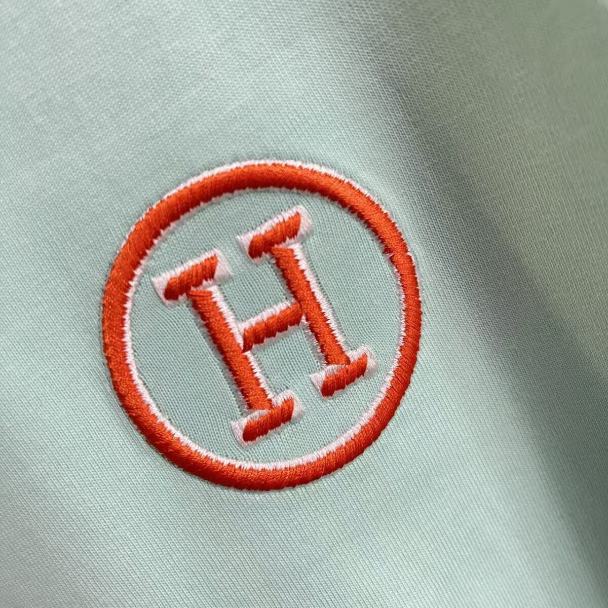 P75 Herme*爱马仕2026夏季新款 个性logo绣花 定制面料300g 短袖T恤 男女同款 尺码：S M L XL XXL 五个码 颜色：黑色 白色 绿色 紫色