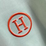P75 Herme*爱马仕2026夏季新款 个性logo绣花 定制面料300g 短袖T恤 男女同款 尺码：S M L XL XXL 五个码 颜色：黑色 白色 绿色 紫色