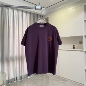 weigou_189273_0_6c786e03d3 P75 Herme*爱马仕2026夏季新款 个性logo绣花 定制面料300g 短袖T恤 男女同款 尺码:S M L XL XXL 五个码 颜色:黑色 白色 绿色 紫色