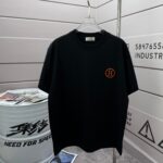 P75 Herme*爱马仕* 2026春夏新款 经典字母刺绣 定制双纱平纹纯棉面料 短袖T恤 男女同款 颜色 ：黑色 白色 紫色 绿色 尺码： S （90-130斤） M （120-150斤） L （140-165斤） XL （160-180斤） XXL （180-210斤）