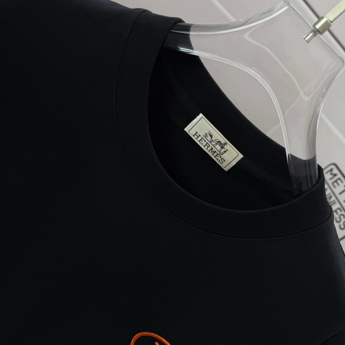P75 Herme*爱马仕* 2026春夏新款 经典字母刺绣 定制双纱平纹纯棉面料 短袖T恤 男女同款 颜色 ：黑色 白色 紫色 绿色 尺码： S （90-130斤） M （120-150斤） L （140-165斤） XL （160-180斤） XXL （180-210斤）