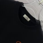 P75 Herme*爱马仕* 2026春夏新款 经典字母刺绣 定制双纱平纹纯棉面料 短袖T恤 男女同款 颜色 ：黑色 白色 紫色 绿色 尺码： S （90-130斤） M （120-150斤） L （140-165斤） XL （160-180斤） XXL （180-210斤）