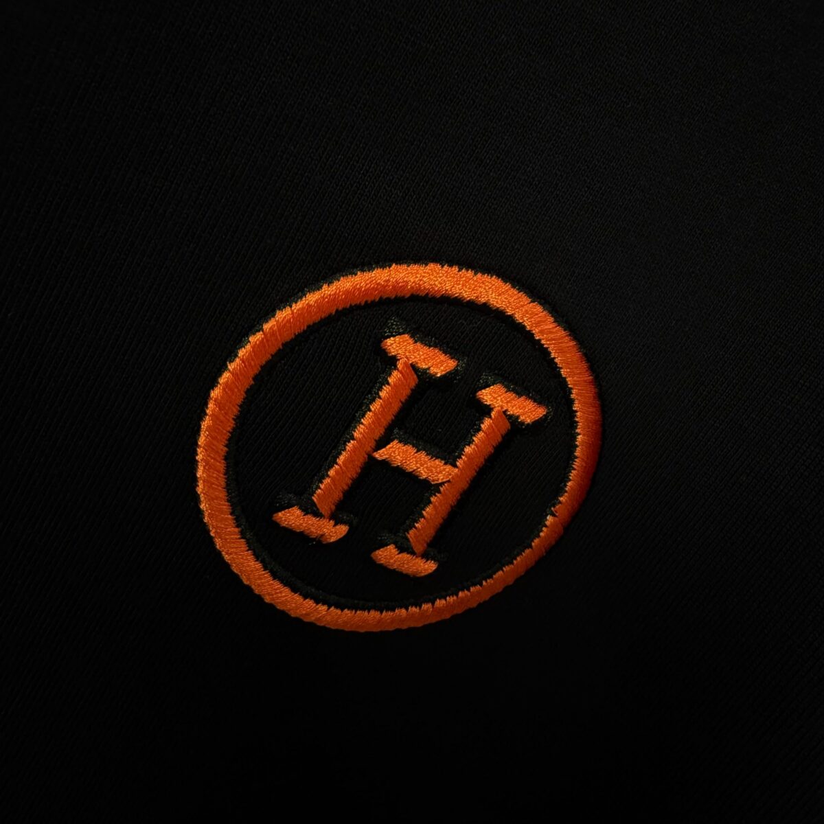 P75 Herme*爱马仕* 2026春夏新款 经典字母刺绣 定制双纱平纹纯棉面料 短袖T恤 男女同款 颜色 ：黑色 白色 紫色 绿色 尺码： S （90-130斤） M （120-150斤） L （140-165斤） XL （160-180斤） XXL （180-210斤）