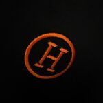 P75 Herme*爱马仕* 2026春夏新款 经典字母刺绣 定制双纱平纹纯棉面料 短袖T恤 男女同款 颜色 ：黑色 白色 紫色 绿色 尺码： S （90-130斤） M （120-150斤） L （140-165斤） XL （160-180斤） XXL （180-210斤）