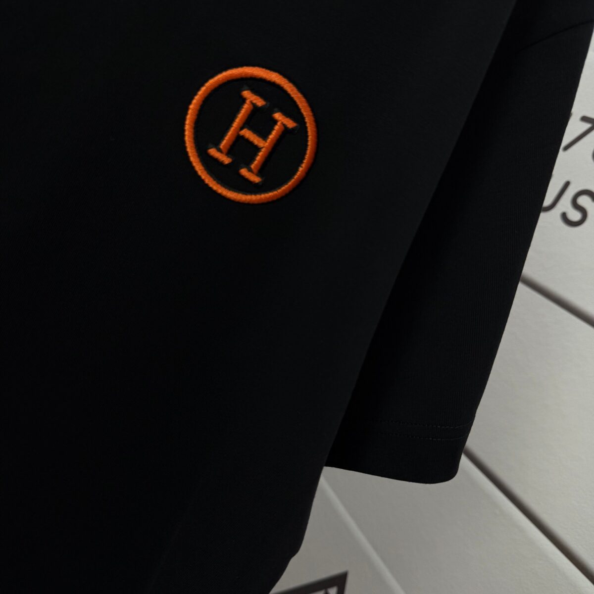 P75 Herme*爱马仕* 2026春夏新款 经典字母刺绣 定制双纱平纹纯棉面料 短袖T恤 男女同款 颜色 ：黑色 白色 紫色 绿色 尺码： S （90-130斤） M （120-150斤） L （140-165斤） XL （160-180斤） XXL （180-210斤）