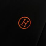 P75 Herme*爱马仕* 2026春夏新款 经典字母刺绣 定制双纱平纹纯棉面料 短袖T恤 男女同款 颜色 ：黑色 白色 紫色 绿色 尺码： S （90-130斤） M （120-150斤） L （140-165斤） XL （160-180斤） XXL （180-210斤）