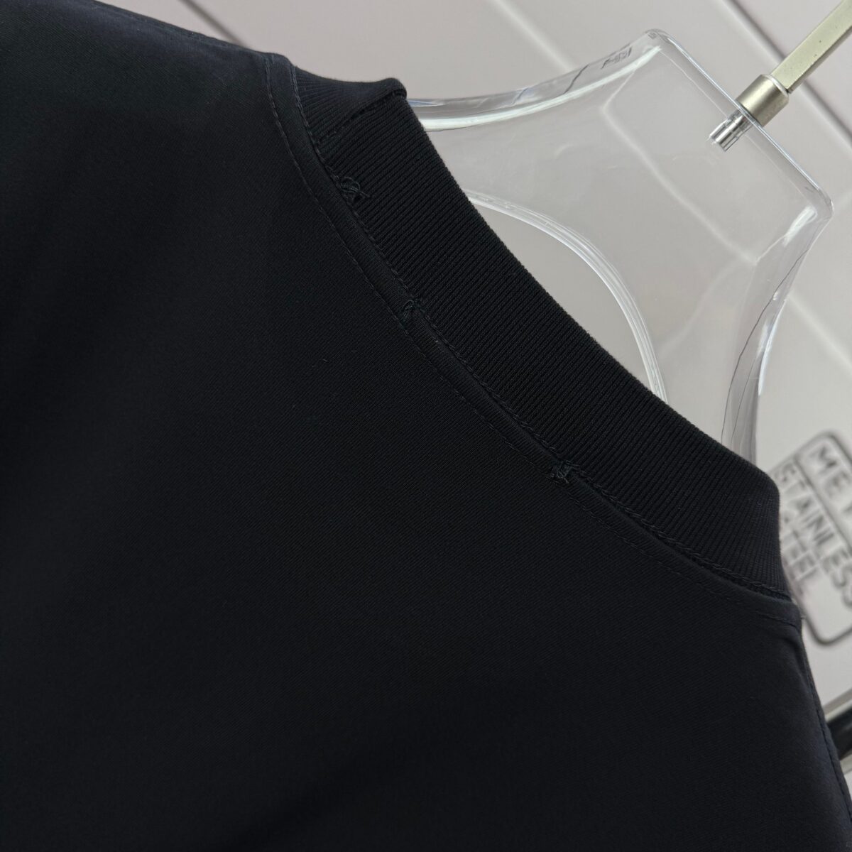 P75 Herme*爱马仕* 2026春夏新款 经典字母刺绣 定制双纱平纹纯棉面料 短袖T恤 男女同款 颜色 ：黑色 白色 紫色 绿色 尺码： S （90-130斤） M （120-150斤） L （140-165斤） XL （160-180斤） XXL （180-210斤）