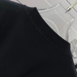 P75 Herme*爱马仕* 2026春夏新款 经典字母刺绣 定制双纱平纹纯棉面料 短袖T恤 男女同款 颜色 ：黑色 白色 紫色 绿色 尺码： S （90-130斤） M （120-150斤） L （140-165斤） XL （160-180斤） XXL （180-210斤）