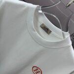 P75 Herme*爱马仕* 2026春夏新款 经典字母刺绣 定制双纱平纹纯棉面料 短袖T恤 男女同款 颜色 ：黑色 白色 紫色 绿色 尺码： S （90-130斤） M （120-150斤） L （140-165斤） XL （160-180斤） XXL （180-210斤）