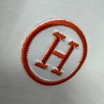 P75 Herme*爱马仕* 2026春夏新款 经典字母刺绣 定制双纱平纹纯棉面料 短袖T恤 男女同款 颜色 ：黑色 白色 紫色 绿色 尺码： S （90-130斤） M （120-150斤） L （140-165斤） XL （160-180斤） XXL （180-210斤）