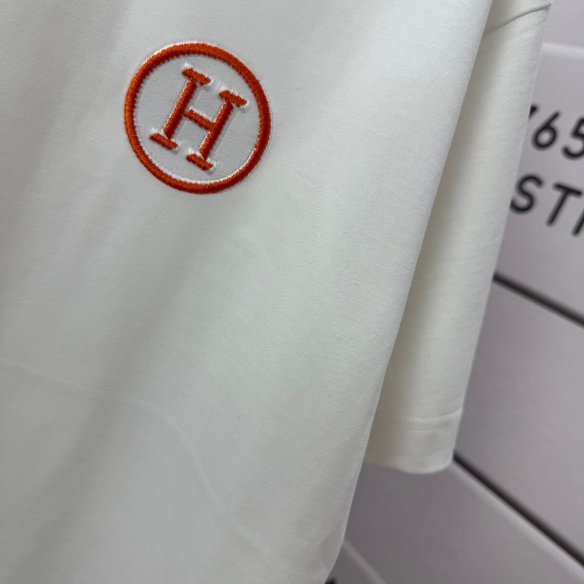 P75 Herme*爱马仕* 2026春夏新款 经典字母刺绣 定制双纱平纹纯棉面料 短袖T恤 男女同款 颜色 ：黑色 白色 紫色 绿色 尺码： S （90-130斤） M （120-150斤） L （140-165斤） XL （160-180斤） XXL （180-210斤）