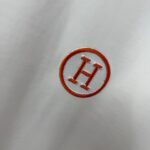 P75 Herme*爱马仕* 2026春夏新款 经典字母刺绣 定制双纱平纹纯棉面料 短袖T恤 男女同款 颜色 ：黑色 白色 紫色 绿色 尺码： S （90-130斤） M （120-150斤） L （140-165斤） XL （160-180斤） XXL （180-210斤）