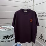 P75 Herme*爱马仕* 2026春夏新款 经典字母刺绣 定制双纱平纹纯棉面料 短袖T恤 男女同款 颜色 ：黑色 白色 紫色 绿色 尺码： S （90-130斤） M （120-150斤） L （140-165斤） XL （160-180斤） XXL （180-210斤）