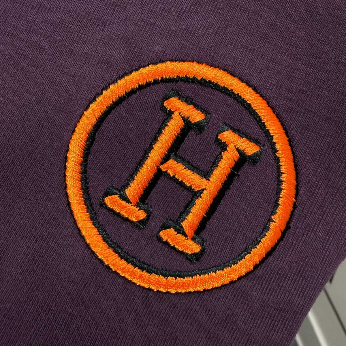 P75 Herme*爱马仕* 2026春夏新款 经典字母刺绣 定制双纱平纹纯棉面料 短袖T恤 男女同款 颜色 ：黑色 白色 紫色 绿色 尺码： S （90-130斤） M （120-150斤） L （140-165斤） XL （160-180斤） XXL （180-210斤）