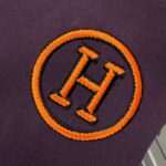 P75 Herme*爱马仕* 2026春夏新款 经典字母刺绣 定制双纱平纹纯棉面料 短袖T恤 男女同款 颜色 ：黑色 白色 紫色 绿色 尺码： S （90-130斤） M （120-150斤） L （140-165斤） XL （160-180斤） XXL （180-210斤）