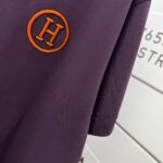 P75 Herme*爱马仕* 2026春夏新款 经典字母刺绣 定制双纱平纹纯棉面料 短袖T恤 男女同款 颜色 ：黑色 白色 紫色 绿色 尺码： S （90-130斤） M （120-150斤） L （140-165斤） XL （160-180斤） XXL （180-210斤）
