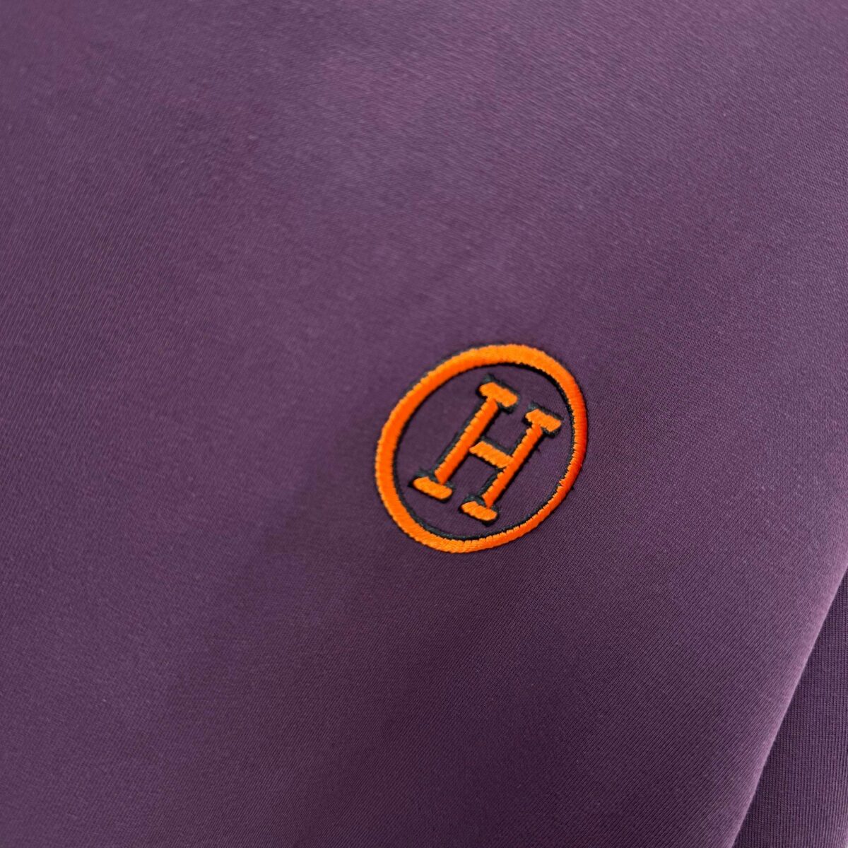 P75 Herme*爱马仕* 2026春夏新款 经典字母刺绣 定制双纱平纹纯棉面料 短袖T恤 男女同款 颜色 ：黑色 白色 紫色 绿色 尺码： S （90-130斤） M （120-150斤） L （140-165斤） XL （160-180斤） XXL （180-210斤）