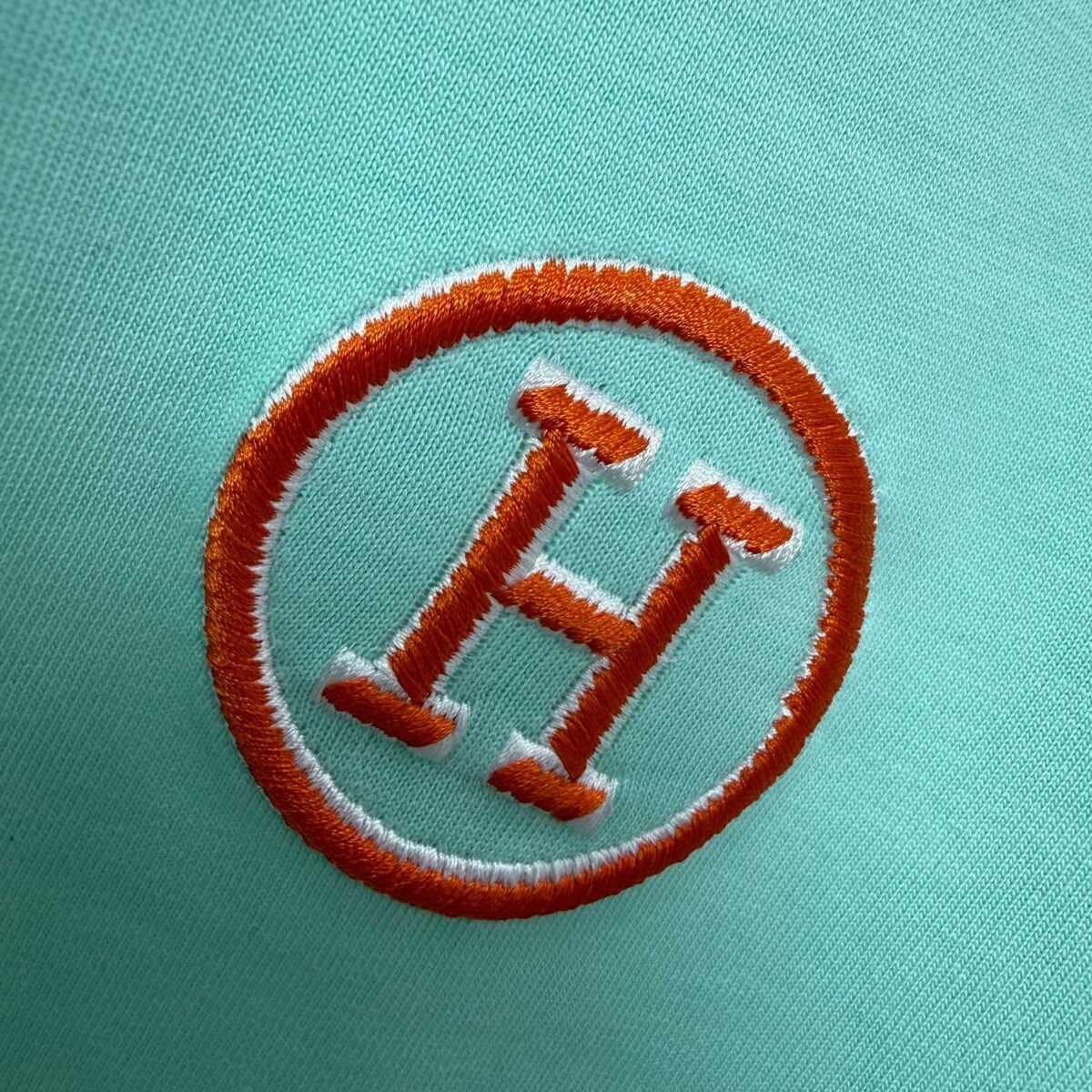 P75 Herme*爱马仕* 2026春夏新款 经典字母刺绣 定制双纱平纹纯棉面料 短袖T恤 男女同款 颜色 ：黑色 白色 紫色 绿色 尺码： S （90-130斤） M （120-150斤） L （140-165斤） XL （160-180斤） XXL （180-210斤）