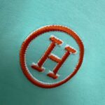 P75 Herme*爱马仕* 2026春夏新款 经典字母刺绣 定制双纱平纹纯棉面料 短袖T恤 男女同款 颜色 ：黑色 白色 紫色 绿色 尺码： S （90-130斤） M （120-150斤） L （140-165斤） XL （160-180斤） XXL （180-210斤）