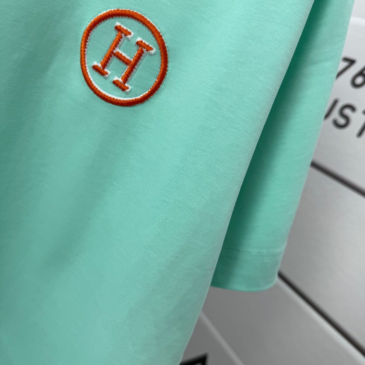 P75 Herme*爱马仕* 2026春夏新款 经典字母刺绣 定制双纱平纹纯棉面料 短袖T恤 男女同款 颜色 ：黑色 白色 紫色 绿色 尺码： S （90-130斤） M （120-150斤） L （140-165斤） XL （160-180斤） XXL （180-210斤）