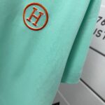 P75 Herme*爱马仕* 2026春夏新款 经典字母刺绣 定制双纱平纹纯棉面料 短袖T恤 男女同款 颜色 ：黑色 白色 紫色 绿色 尺码： S （90-130斤） M （120-150斤） L （140-165斤） XL （160-180斤） XXL （180-210斤）