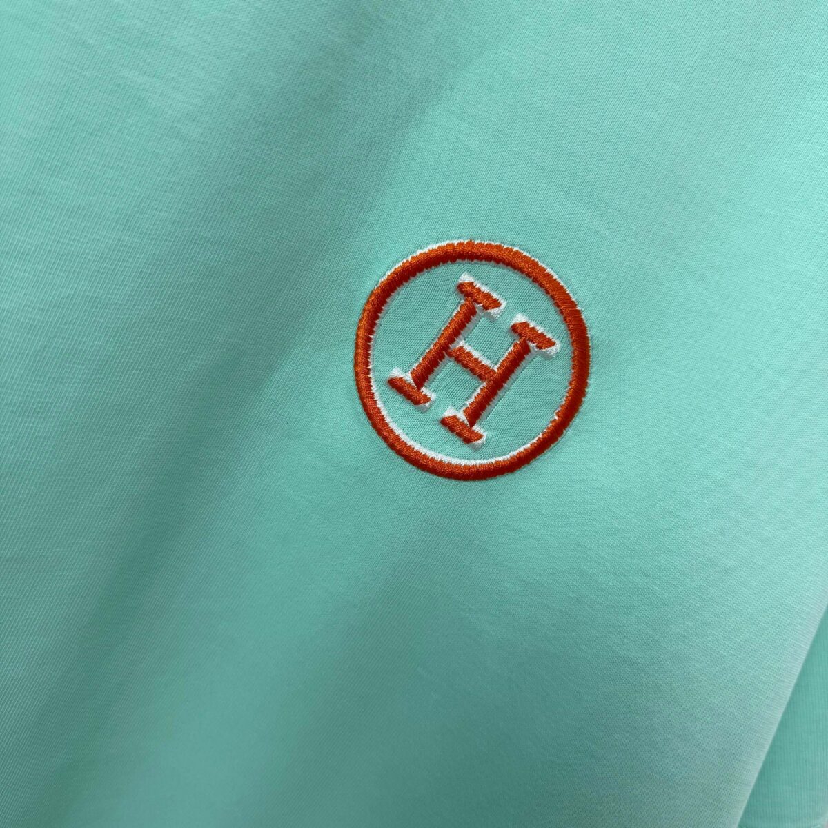 P75 Herme*爱马仕* 2026春夏新款 经典字母刺绣 定制双纱平纹纯棉面料 短袖T恤 男女同款 颜色 ：黑色 白色 紫色 绿色 尺码： S （90-130斤） M （120-150斤） L （140-165斤） XL （160-180斤） XXL （180-210斤）