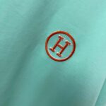 P75 Herme*爱马仕* 2026春夏新款 经典字母刺绣 定制双纱平纹纯棉面料 短袖T恤 男女同款 颜色 ：黑色 白色 紫色 绿色 尺码： S （90-130斤） M （120-150斤） L （140-165斤） XL （160-180斤） XXL （180-210斤）